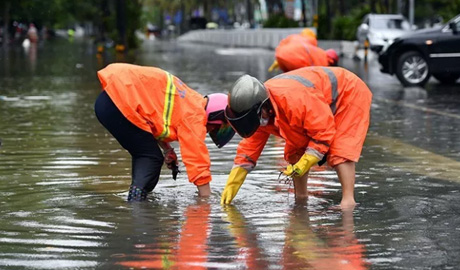 环卫工人冒雨作业 全力保障道路排水通畅